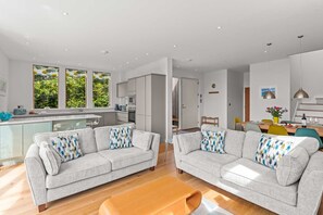 TV - Beautiful holiday home, just a walk away from Talland beach... (Looe)