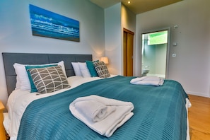 4 bedrooms, iron/ironing board, Internet, bed sheets