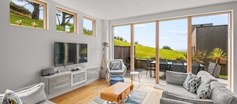 Beautiful holiday home, just a walk away from Talland beach...