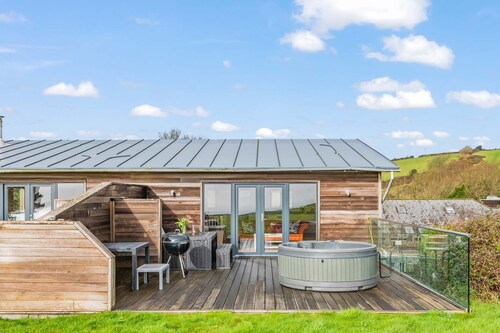 Beautiful holiday home with, just a walk away from Talland beach...