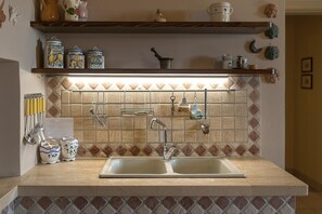 Regadera, secadora de cabello, bidet, toallas 