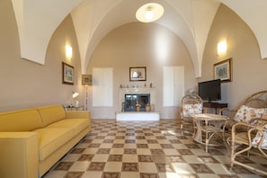 TV, caminetto