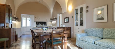 Una cocina amplia con una mesa de comedor, sillas y un sofá.