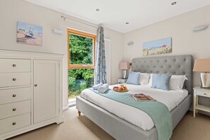 3 bedrooms, Internet - This fantastic pet friendly,  contemporary property features a south-west facing balcony off the mas (Looe)