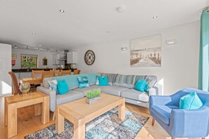 TV - This fantastic pet friendly,  contemporary property features a south-west facing balcony off the mas (Looe)