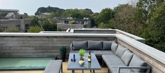 This fantastic pet friendly, contemporary property features a south-west facing balcony off the mas