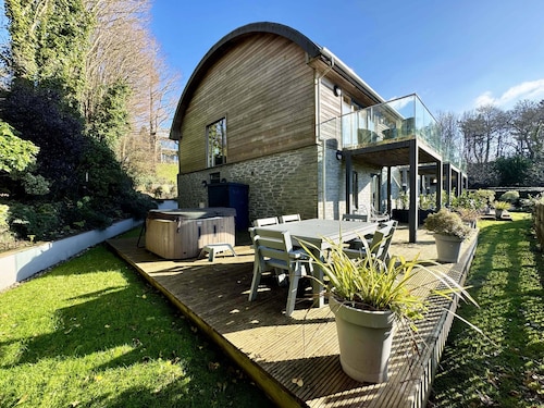 Beautiful holiday home with hot tub, just a walk away from Talland beach...