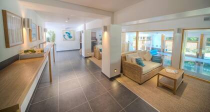 Beautiful holiday home with hot tub, just a walk away from Talland beach...
