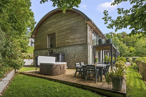 Beautiful holiday home with hot tub, just a walk away from Talland beach...