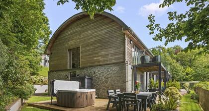 Beautiful holiday home with hot tub, just a walk away from Talland beach...