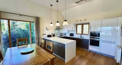 Beautiful holiday home with hot tub, just a walk away from Talland beach...