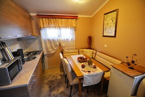 Apartamento, 1 habitación, vistas al mar | 1 dormitorio, caja fuerte, escritorio y tabla de planchar con plancha