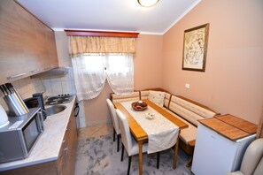 Apartamento, 1 habitación, vistas al mar | 1 dormitorio, caja fuerte, escritorio y tabla de planchar con plancha