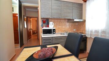 Departamento, 2 habitaciones, Terraza | 1 habitación, caja de seguridad en la habitación y escritorio