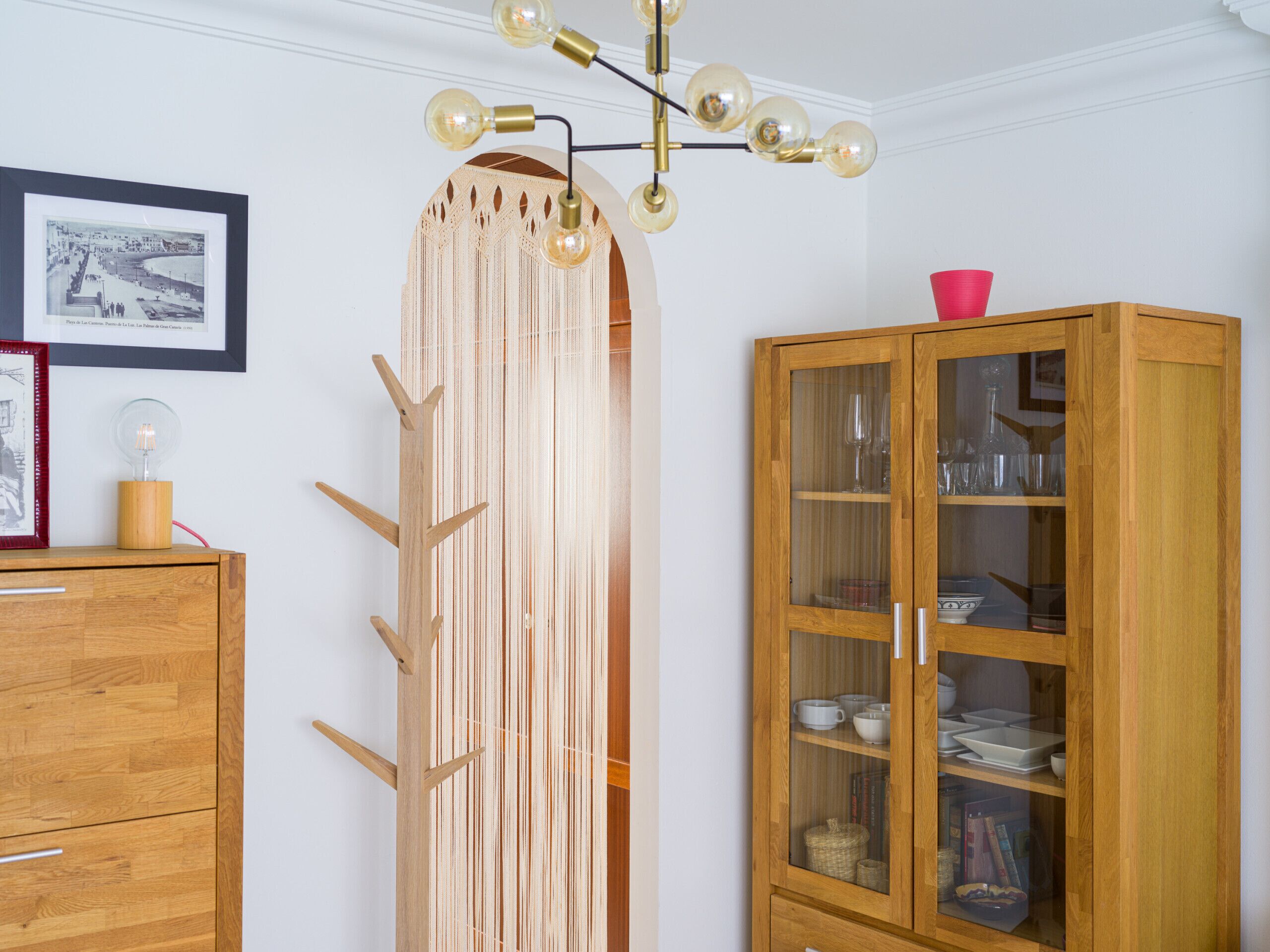 Ein Zimmer mit einem Holzkabinett, einer verzierten Holzvertäfelung und einem gerahmten Bild an der Wand.