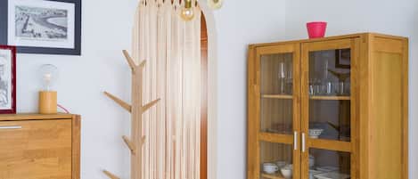 Um quarto com um armário de madeira, um painel decorativo de madeira e um quadro pendurado na parede.