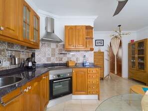 Een koelkast, een microgolfoven, een oven