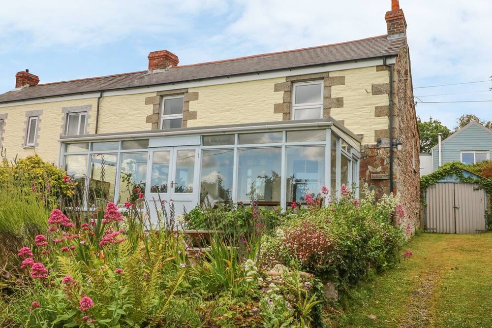 NANVIVIAN, pet friendly, character holiday cottage in Feock