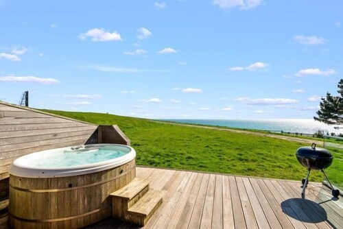 Beautiful holiday home, just a walk away from Talland beach...