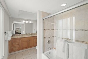 Shower, hair dryer, towels - Island House Beach Resort 9N (Siesta Key)