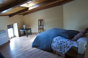 Iron/ironing board, travel cot, free WiFi, bed sheets