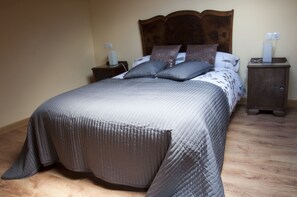 Iron/ironing board, travel cot, free WiFi, bed sheets - THE HOUSE OF THE REBOUND. SaballaoSuite: 2 pers. sleep 135cm bed, living room-kitchen and bathroom (Acedo)