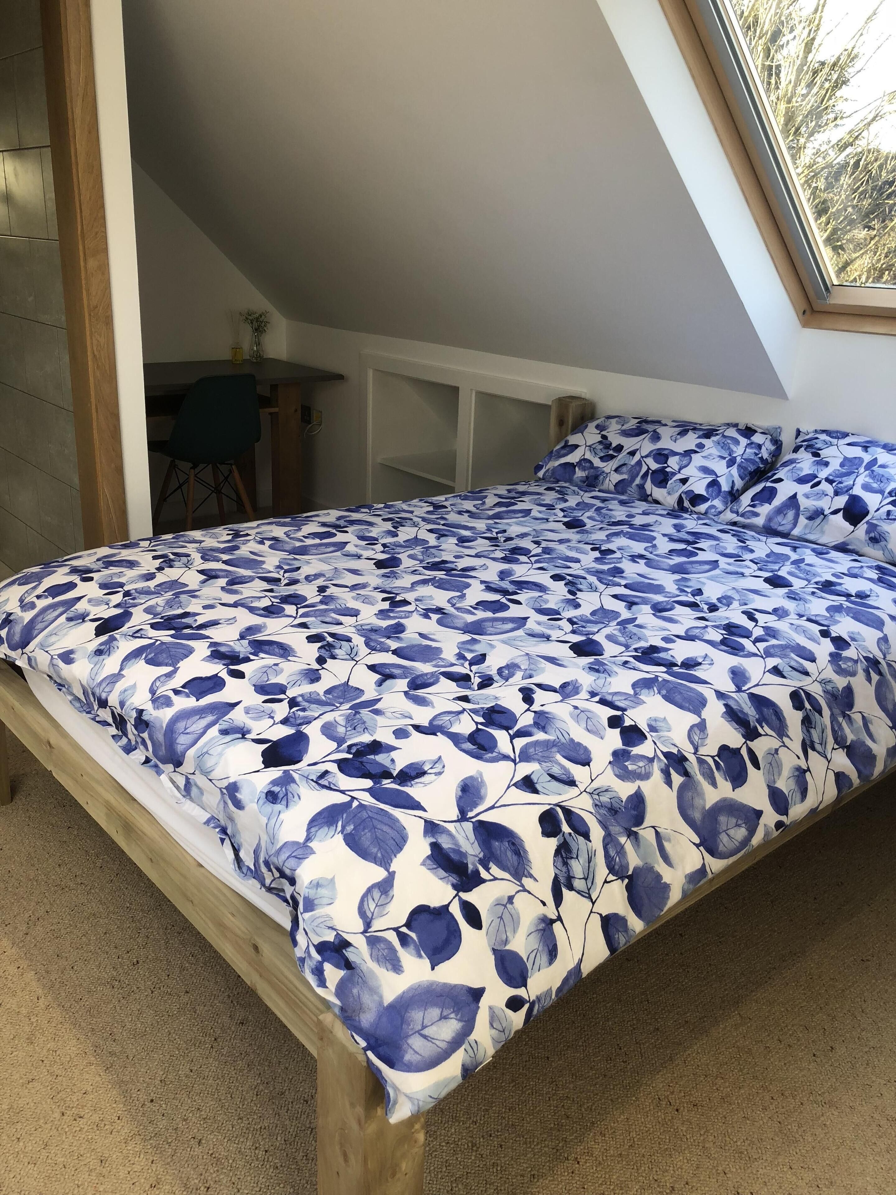 Une chambre à coucher avec un lit, un bureau et une chaise.