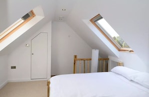 1 bedroom, desk, iron/ironing board, travel crib - Beautiful self contained character Cotswold style cottage 15 (Cassington)