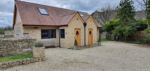 Schönes in sich geschlossenes Zeichen Cotswold-Arthäuschen 15