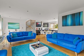 TV - Gorgeous home known as the Sky Deck due to its innovative design with large terrace on the roof allo (Looe)