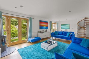 TV - Gorgeous home known as the Sky Deck due to its innovative design with large terrace on the roof allo (Looe)