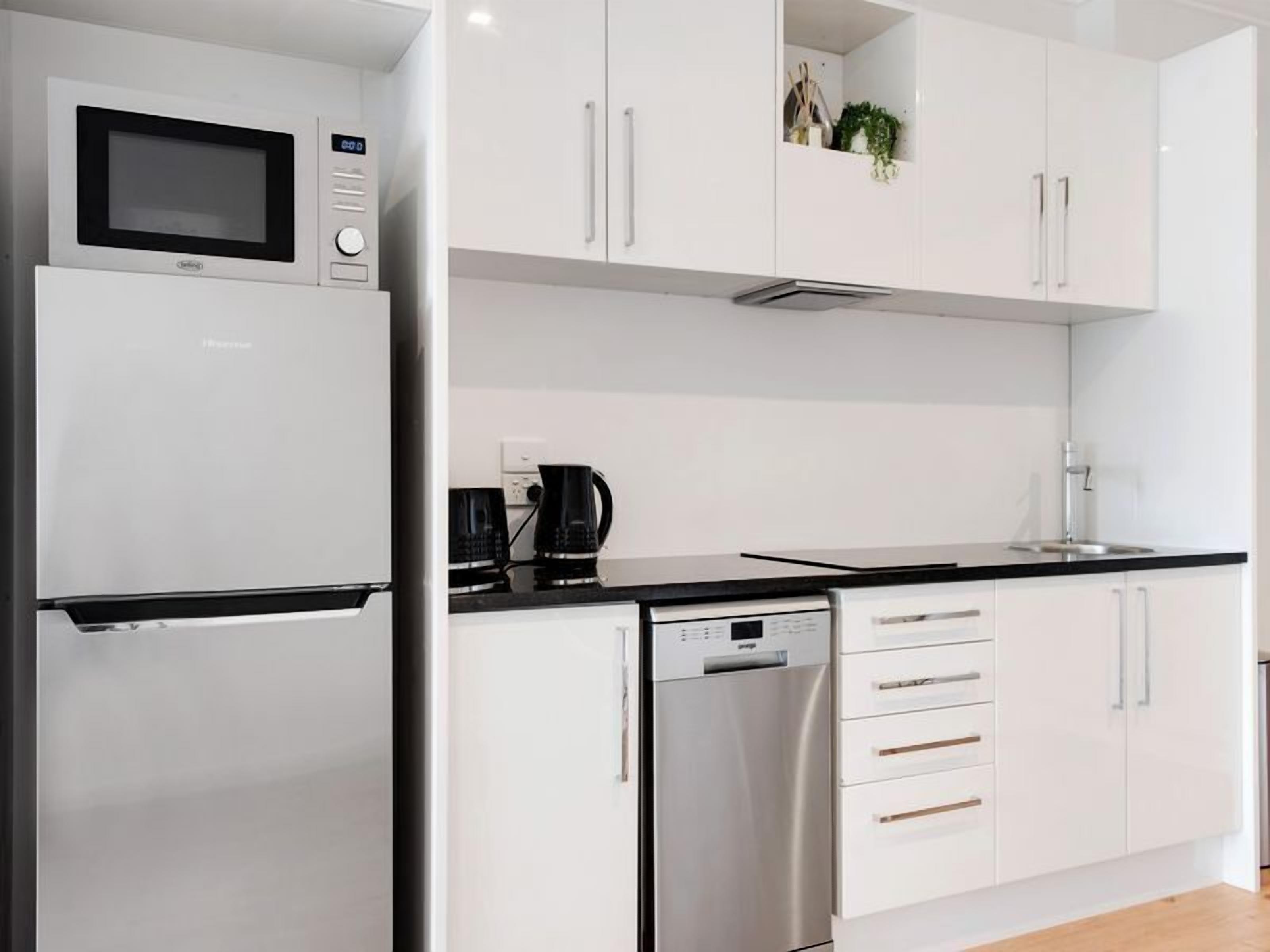 Steps to the sand | Belle Vista 2 Apartment Seacliff — image 16