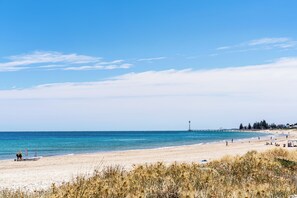 On the beach - Steps to the sand | Belle Vista 2 Apartment Seacliff (Seacliff)