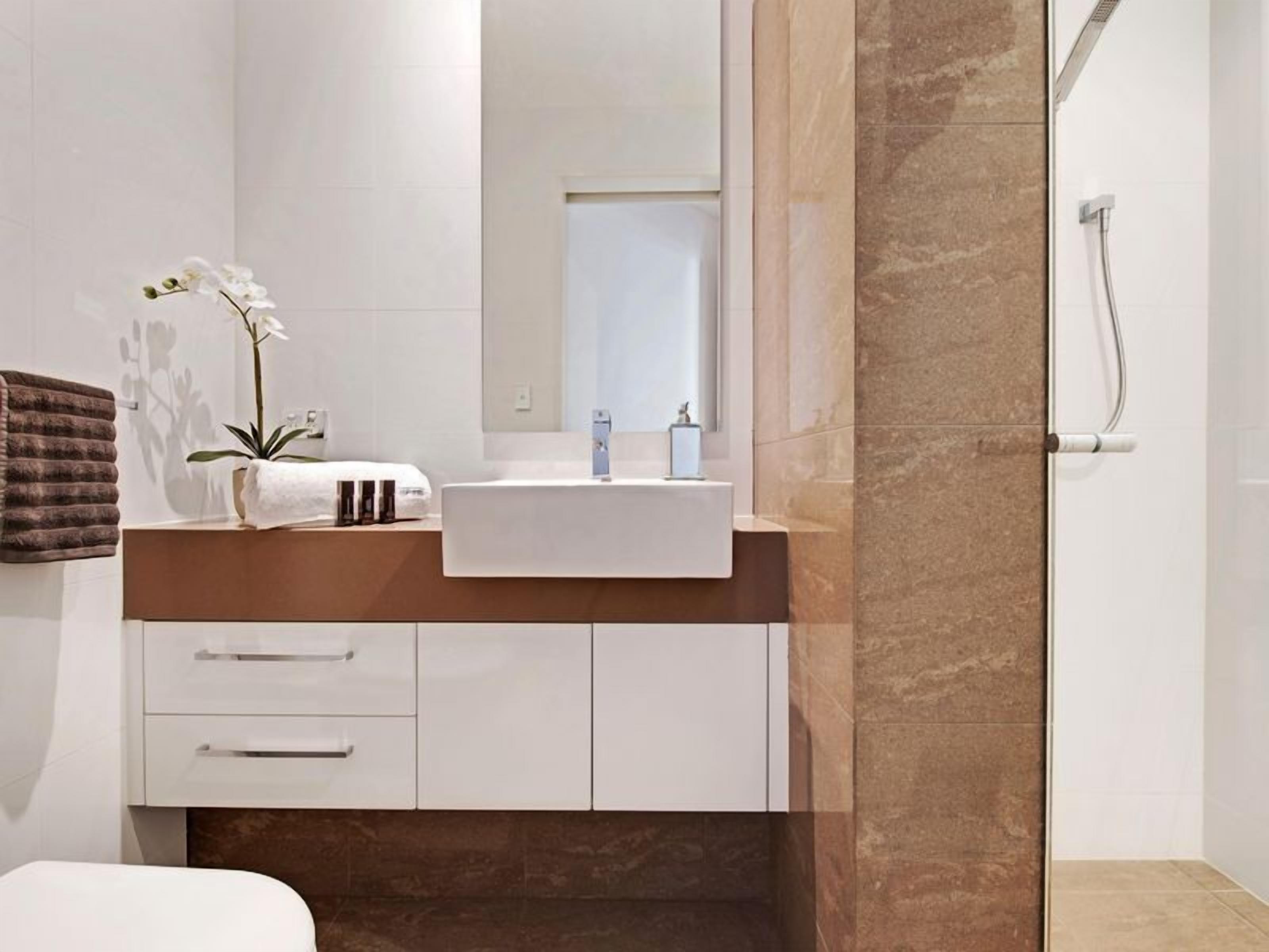 Steps to the sand | Belle Vista 2 Apartment Seacliff — image 2