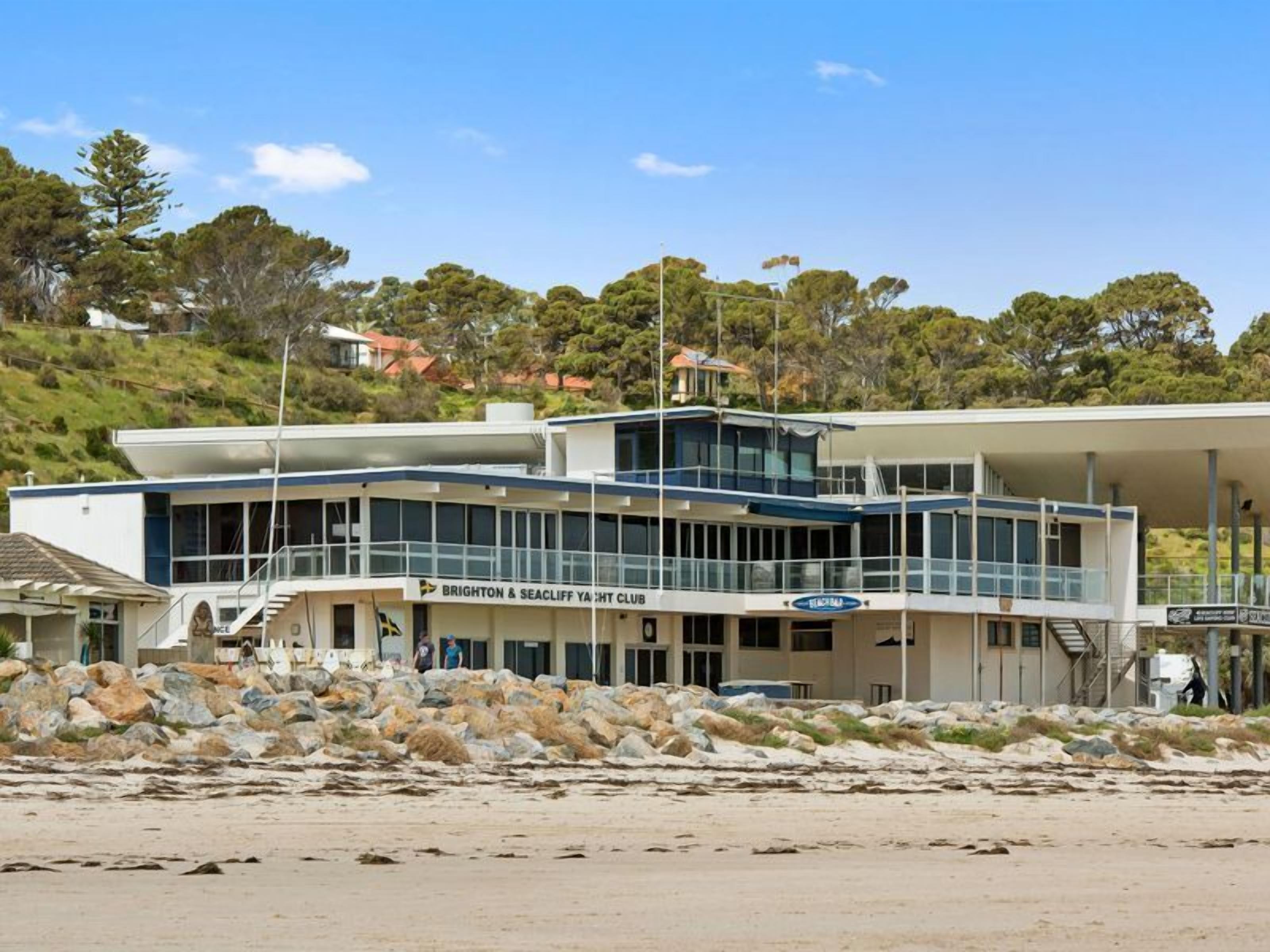 Steps to the sand | Belle Vista 2 Apartment Seacliff — image 23