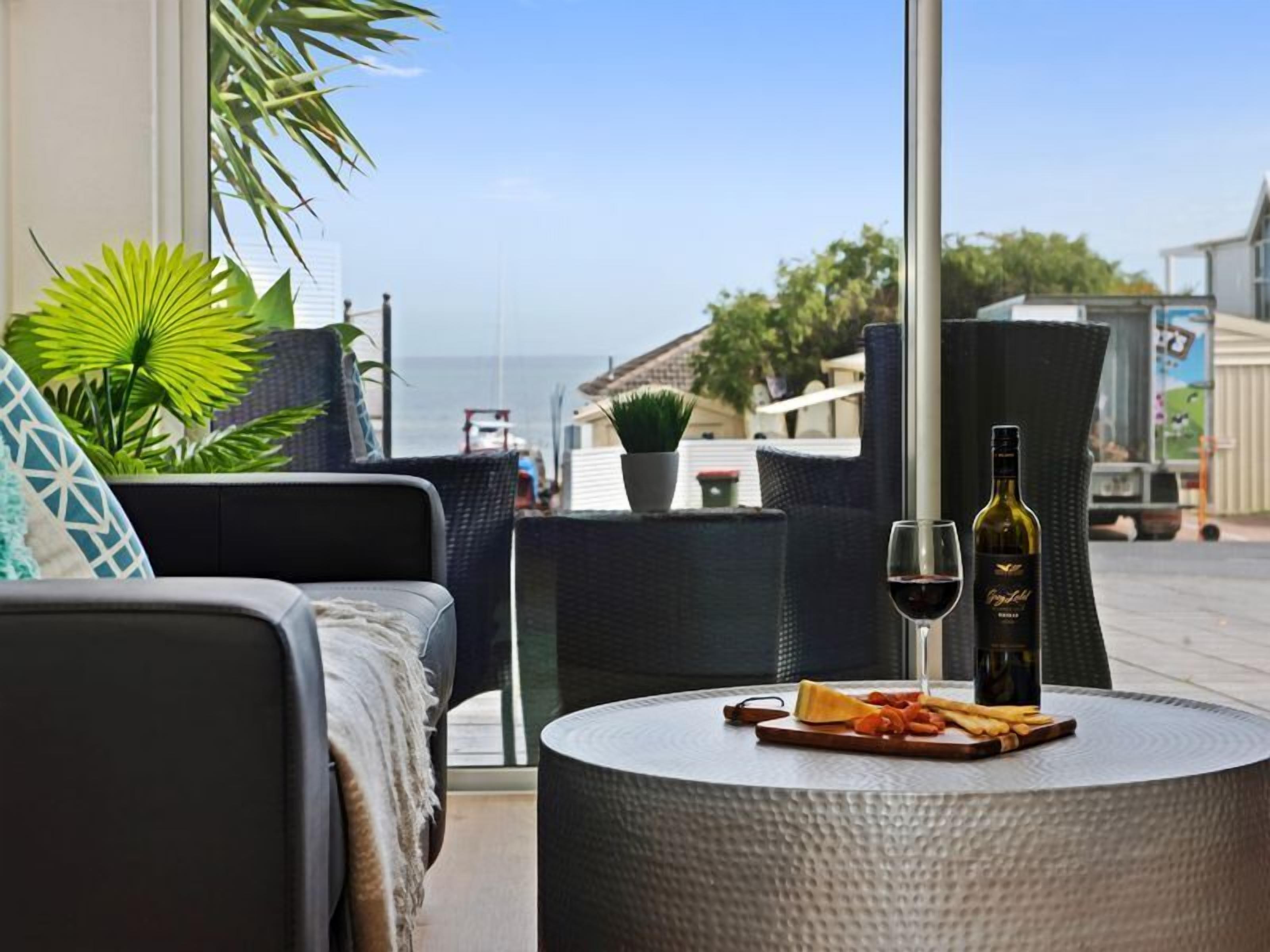 Steps to the sand | Belle Vista 2 Apartment Seacliff — image 10