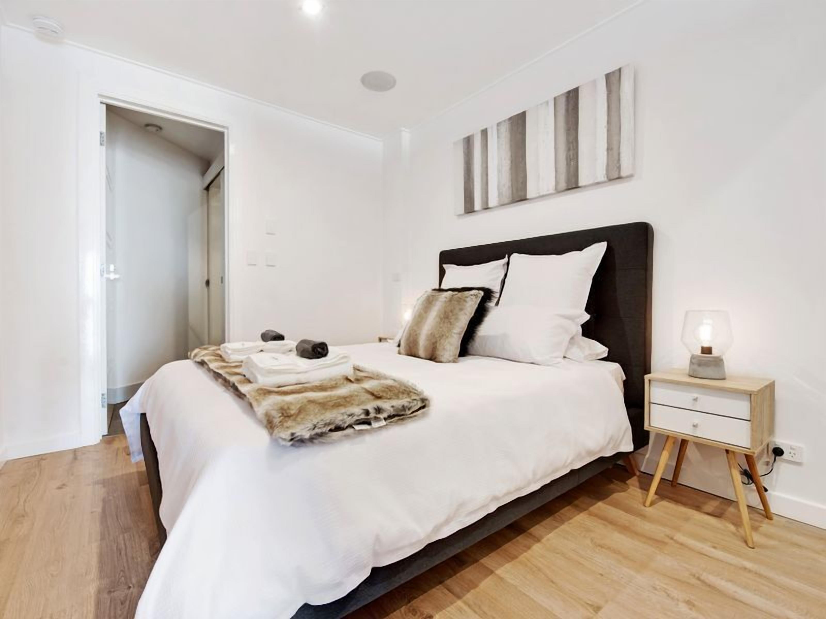 Steps to the sand | Belle Vista 2 Apartment Seacliff — image 3