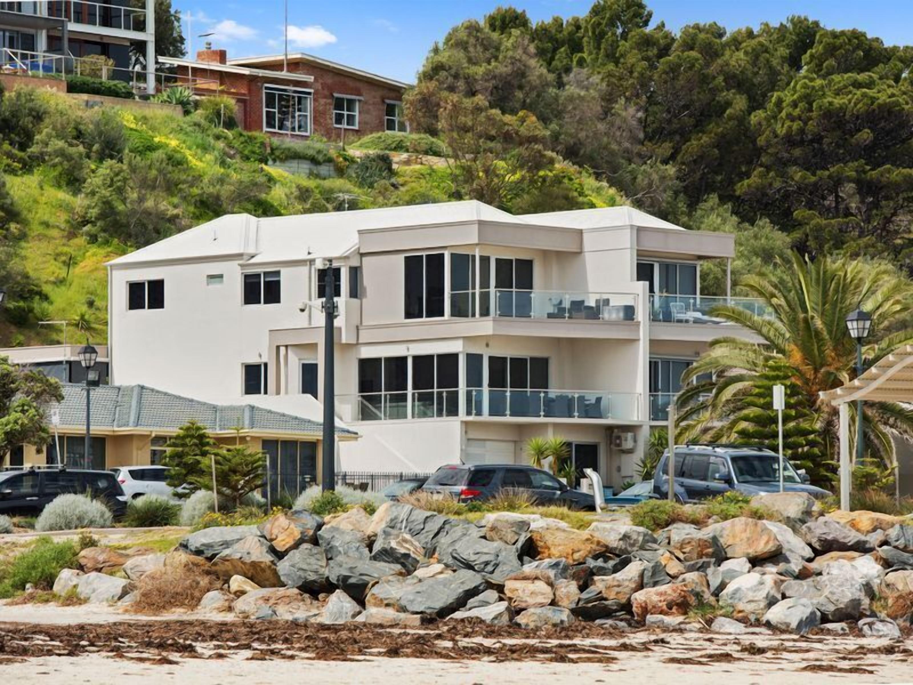 Steps to the sand | Belle Vista 2 Apartment Seacliff — image 12