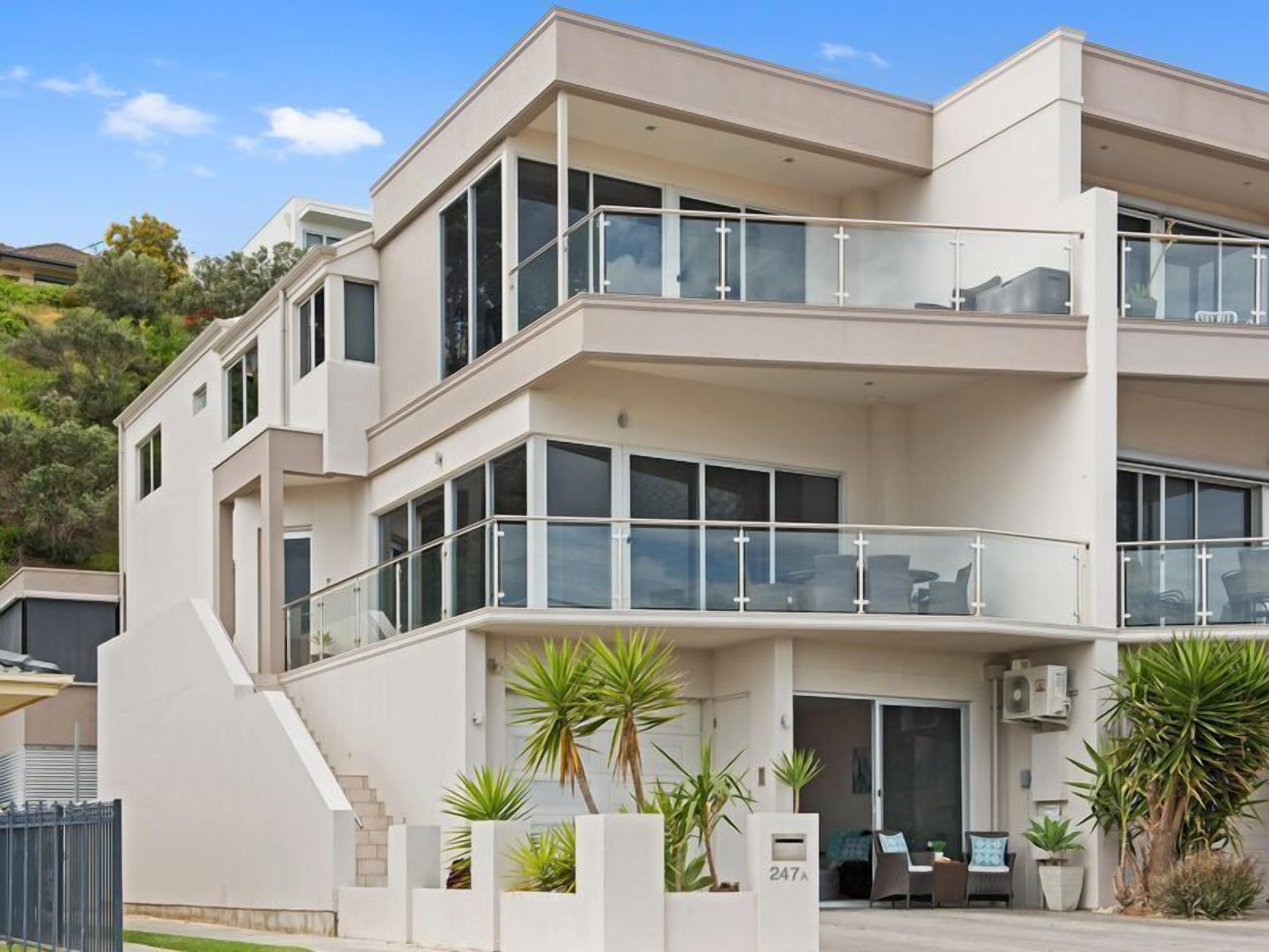 Steps to the sand | Belle Vista 2 Apartment Seacliff — image 22