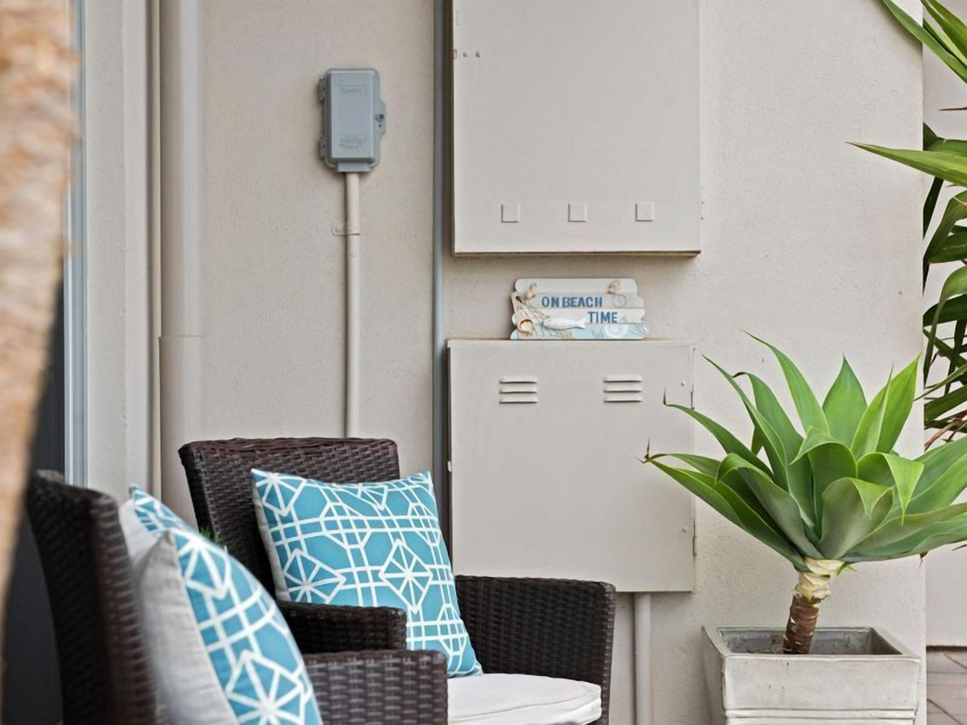 Steps to the sand | Belle Vista 2 Apartment Seacliff — image 18