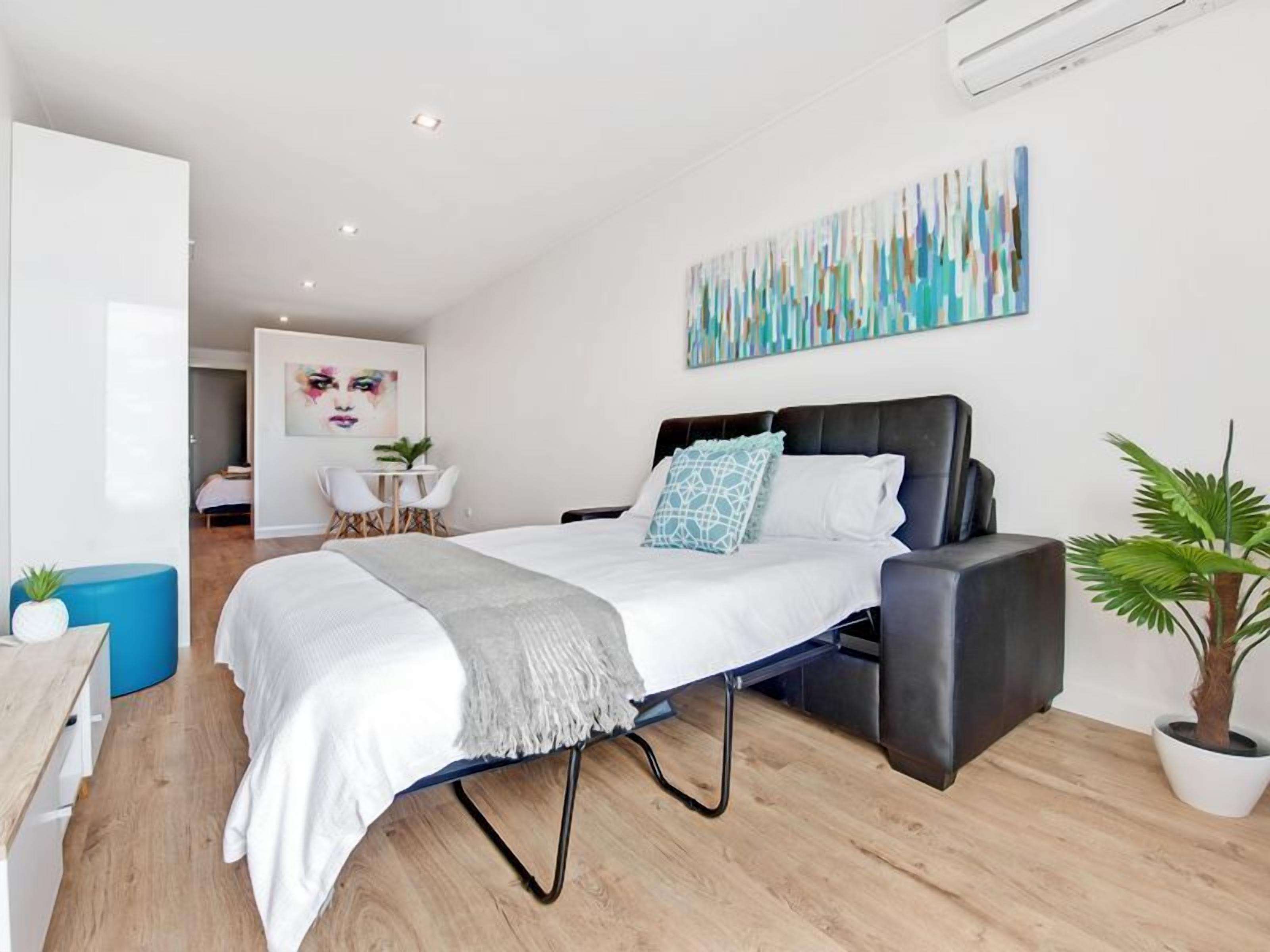 Steps to the sand | Belle Vista 2 Apartment Seacliff — image 9