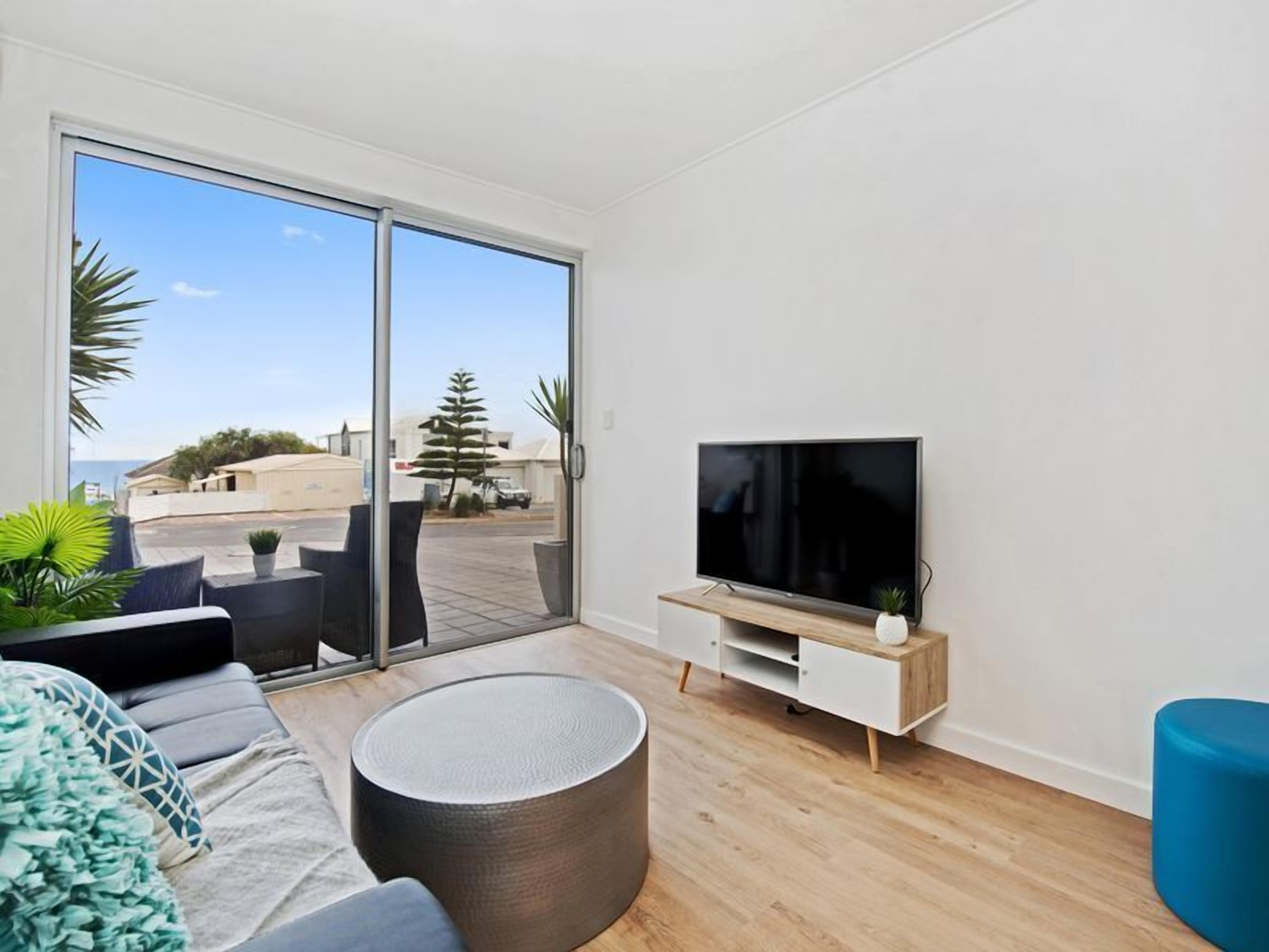 Steps to the sand | Belle Vista 2 Apartment Seacliff — image 14