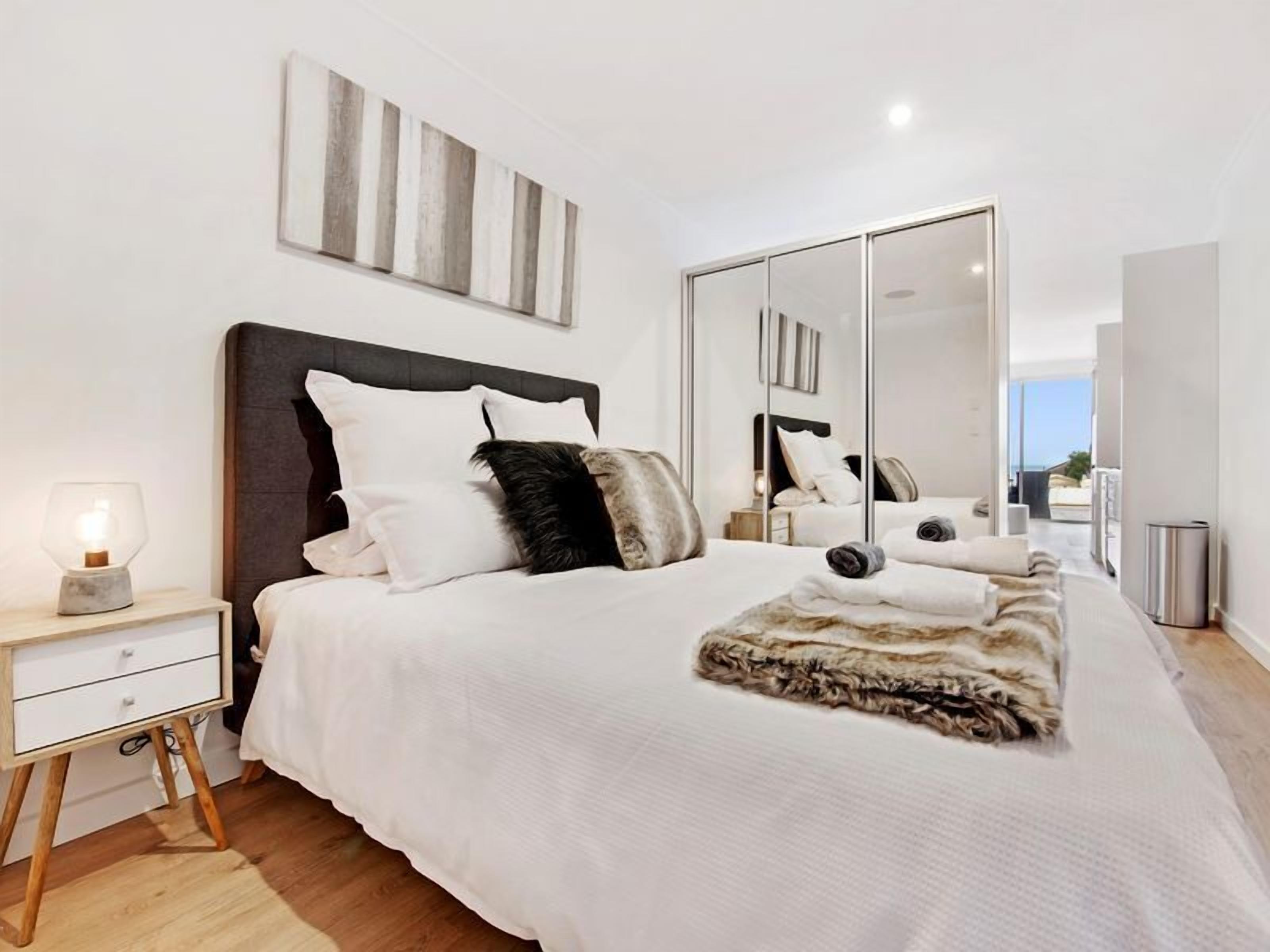 Steps to the sand | Belle Vista 2 Apartment Seacliff — image 4