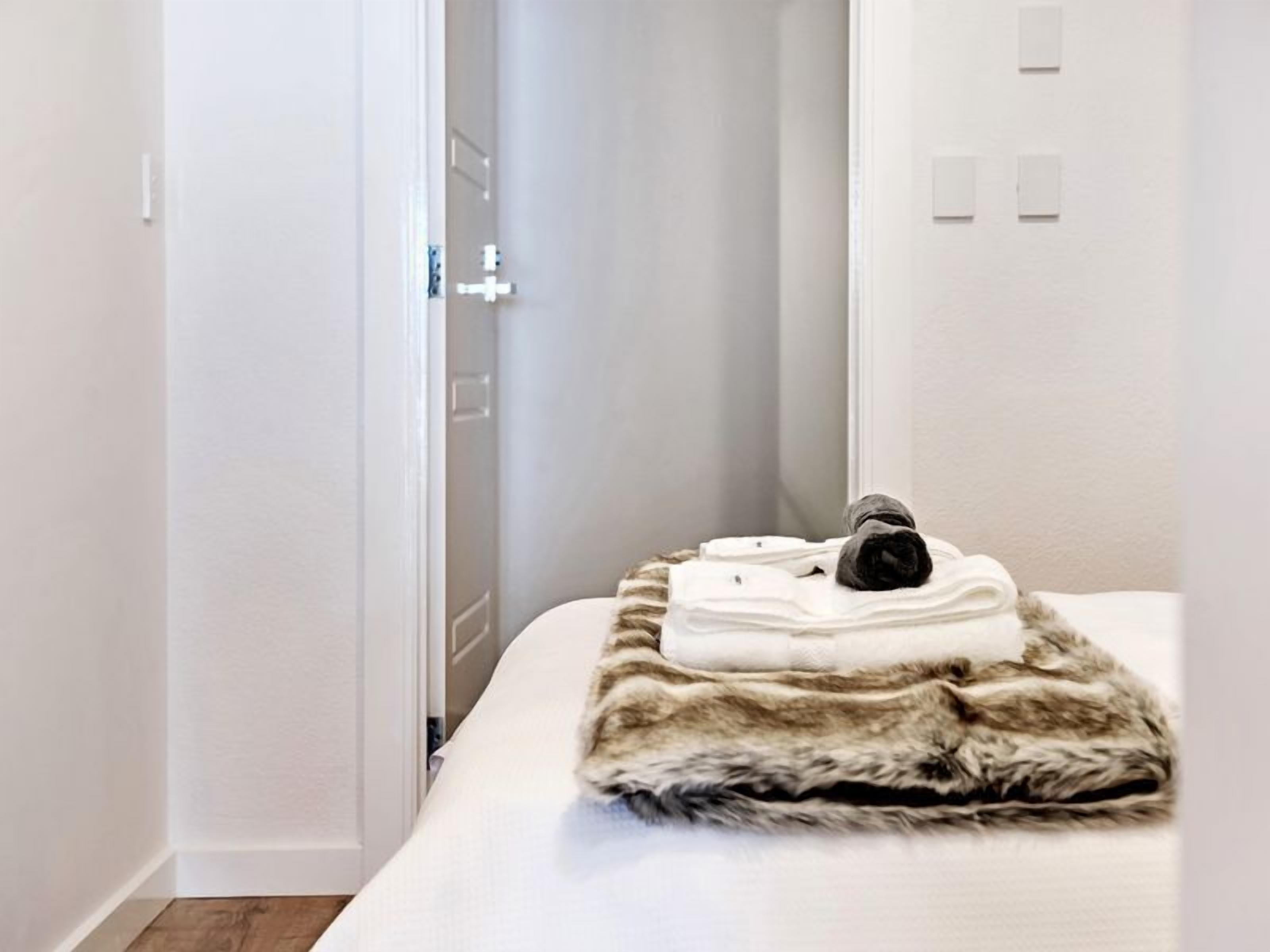 Steps to the sand | Belle Vista 2 Apartment Seacliff — image 17