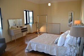 1 dormitorio, tabla de planchar con plancha, Internet y ropa de cama