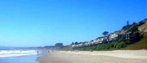 Una spiaggia nelle vicinanze