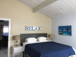 3 chambres, bureau, fer et planche à repasser, lit de bébé portatif