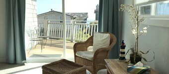 Stor og lys, skritt mot sand, utsikt over havet, og soveplass til 8+