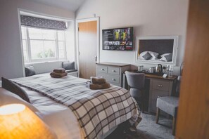 Super King Room, Ensuite | Blackout curtains, soundproofing, iron/ironing board, free WiFi - The Kings Arms (Penzance)