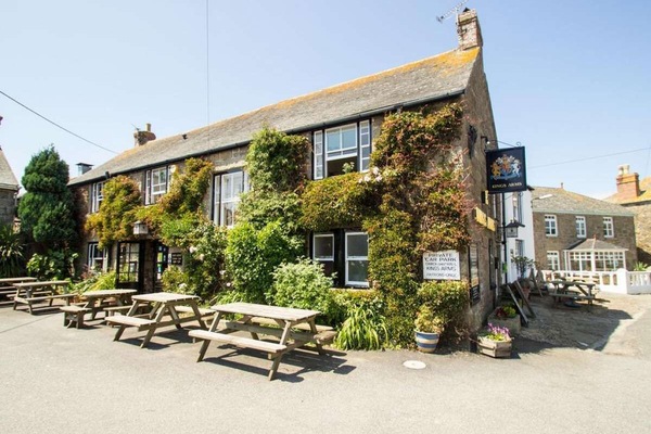 Vista frontal de la propiedad